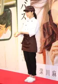 【写真を見る】パン店の衣装を着た深川麻衣の全身