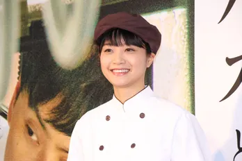 深川麻衣が“くまさんパン”を手渡し、パン店の1日店長に