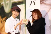 深川麻衣からファンへパンの手渡しが行われ、記念すべき一人目との2ショット