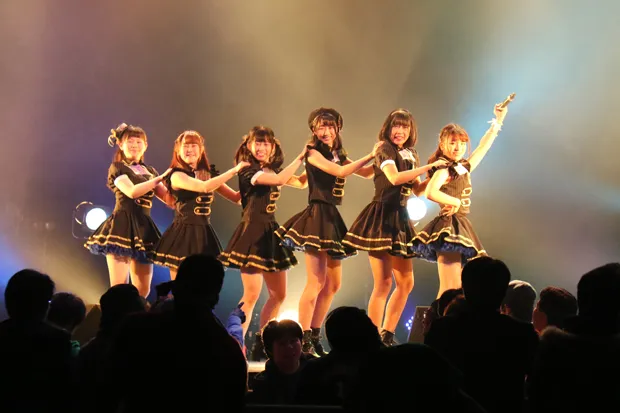 1月29日にZepp 東京で行われた「Music Symposium」に出演した代々木女子音楽院のステージをリポート！(写真はM2「山の手Girl」)