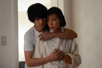 浮気“サレ妻”だったはずの仲里依紗が“スル妻”へ!? 意外な相手とのセクシーカットを公開