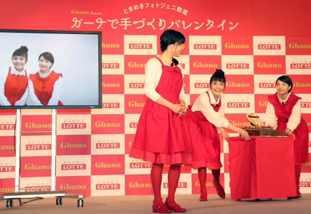 映像が終わると、松井愛莉と広瀬すずがケーキと一緒にステージに登場