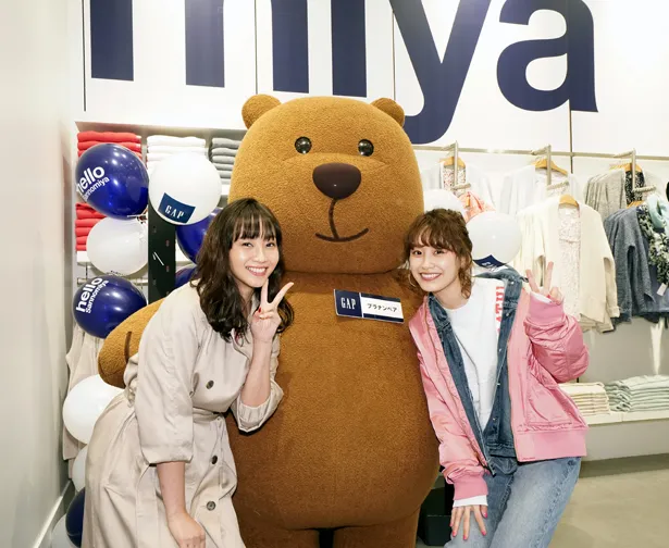 【写真を見る】高橋愛と藤本美貴がブラナンベアと記念撮影