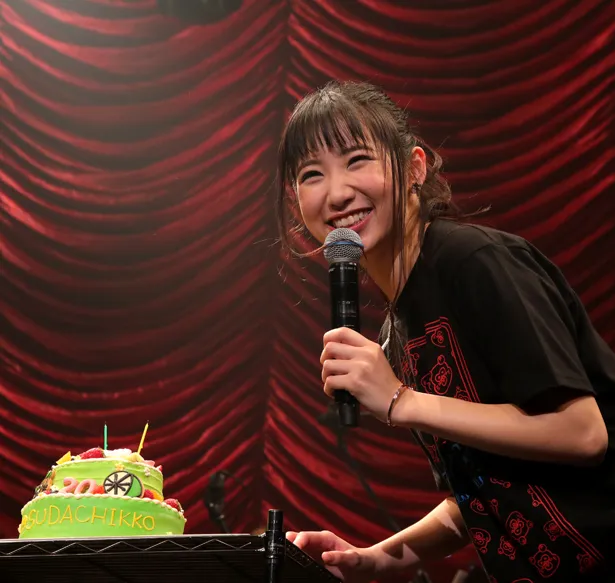 上野優華はサプライズでケーキを贈られ、笑顔を見せる
