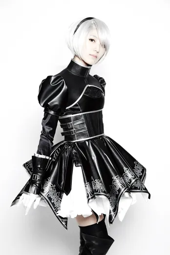 「音楽劇ヨルハVer1.2」で人気声優・石川由依がヨルハ二号に。歌、音楽、殺陣、“絶対領域”も大注目！