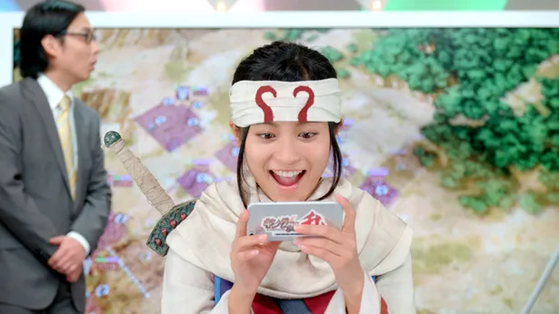小島瑠璃子が「キンラン」をプレイしながら「めちゃくちゃはまってます。こんなの初めてです」と笑顔