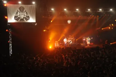 「ロックの学園2010」のイベント初日にライブを行った山崎まさよしは「セロリ」など全10曲を披露