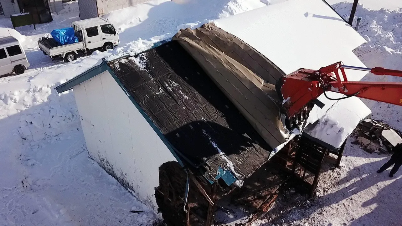 【写真を見る】特別豪雪地帯で倒壊寸前の空き家を解体する様子