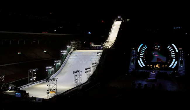 高さ33m斜度40度！スノーボード「ビッグエア」のジャンプ台