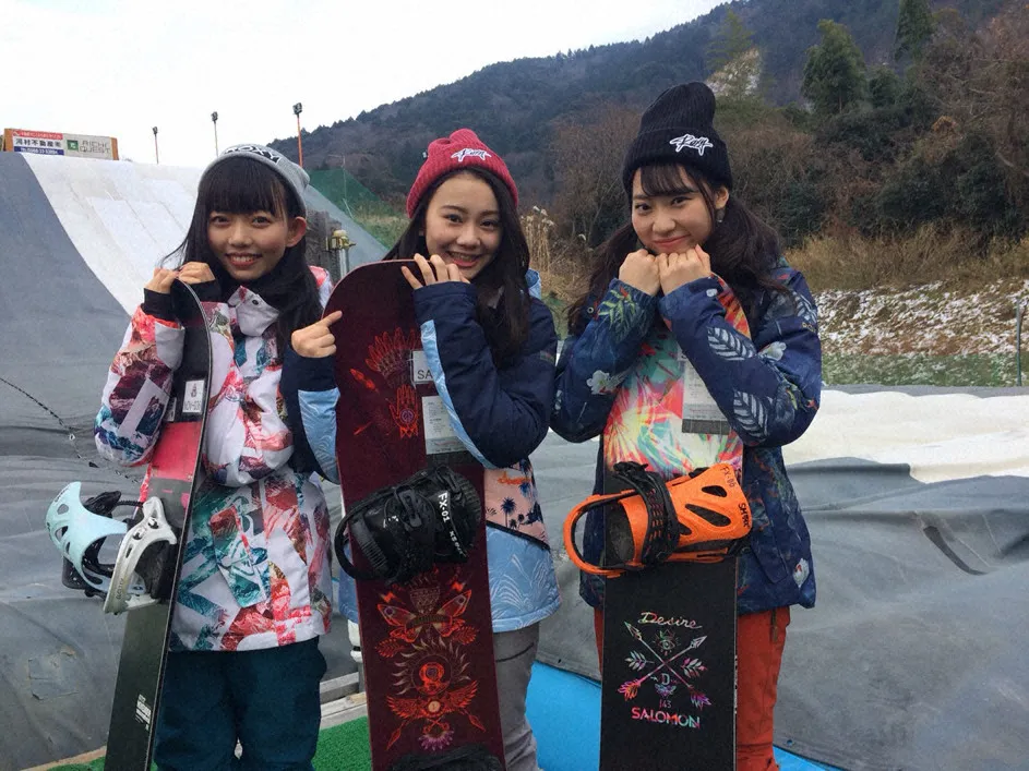 スノーボードでのジャンプに挑戦する野島樺乃、松本慈子、日高優月(写真左から)