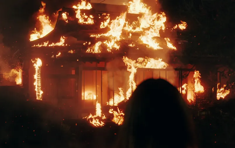 【写真を見る】春花の家が燃えてしまう衝撃的なシーンも忠実に再現