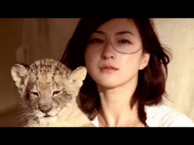 ライオンの子供を抱き、慈しみの表情を見せる広末涼子