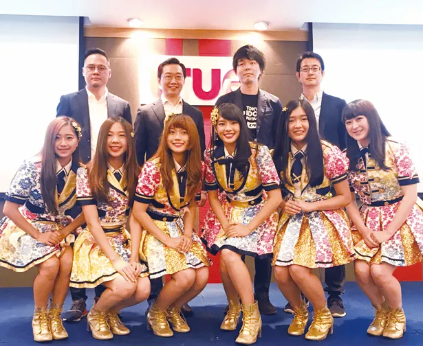 会見に出席した(前列左から)BNK48のMiori(大久保美織)、Pun、Music、Cherprang、Jennis、Izurina(伊豆田莉奈)