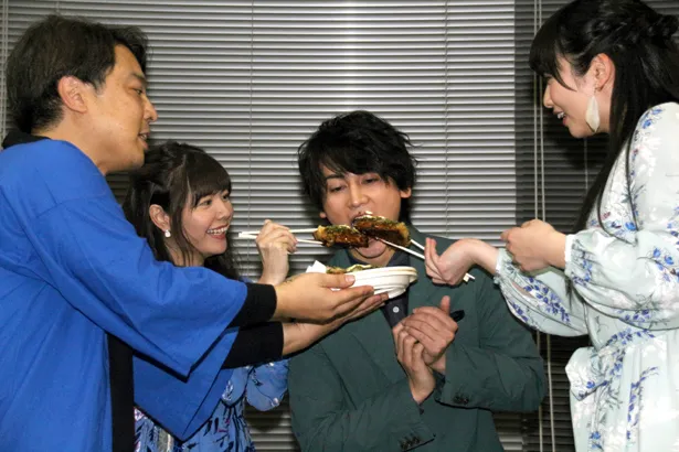 【写真を見る】誕生日祝いで須藤茉麻、竹達彩奈から「あ～ん」と食べさせてもらう佐藤永典
