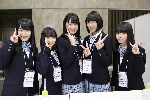 【写真を見る】(左から)ドラフト3期生の平田詩奈、西満里奈、中野愛理、上妻ほの香、大谷悠妃