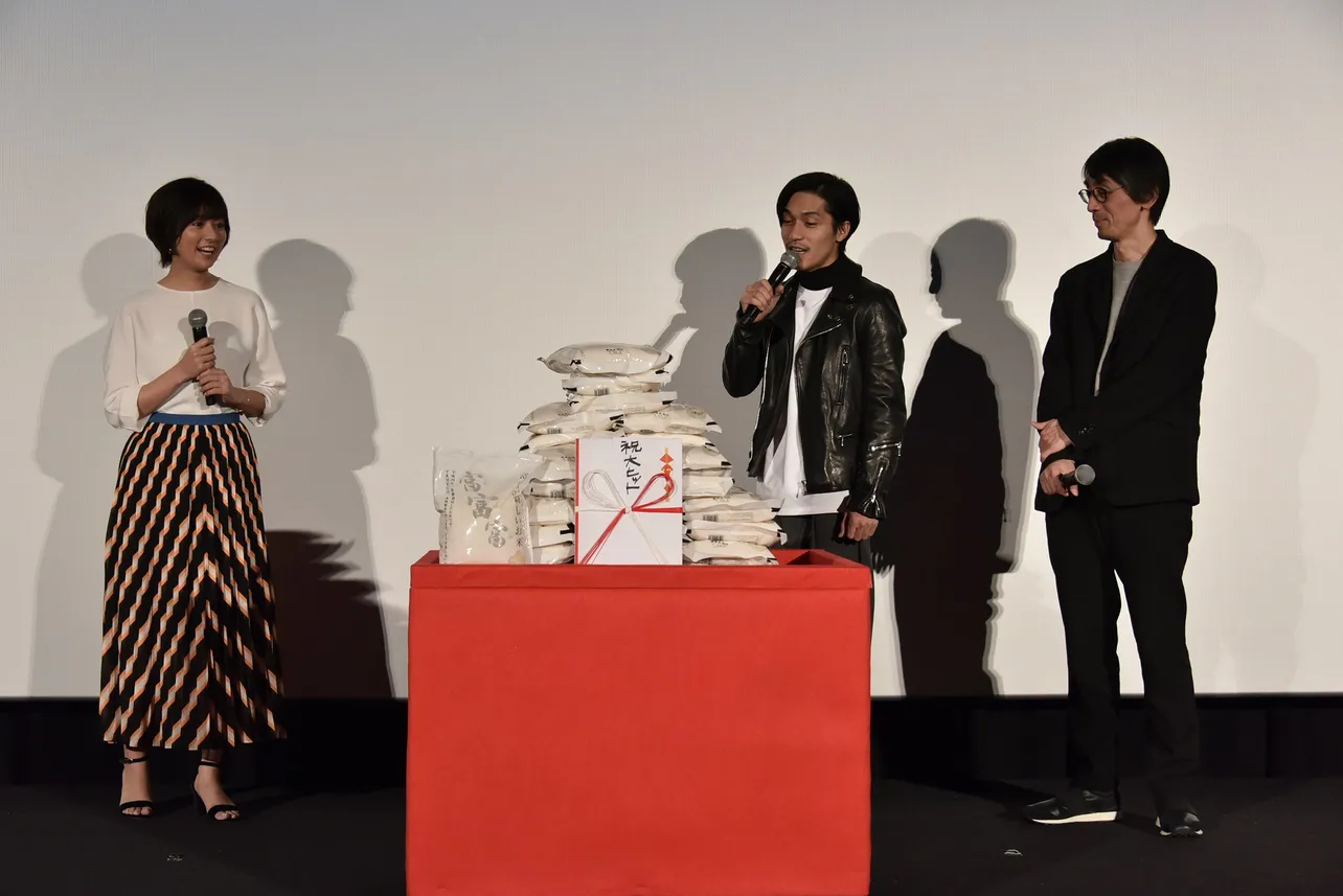 ロケ地・富山県産の米計80kgが贈られ、錦戸亮(中央)らはビックリ