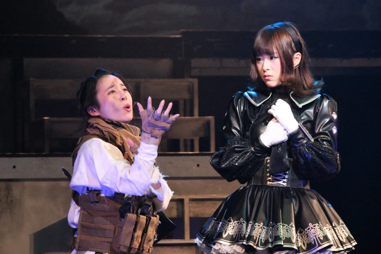 レジスタンスでツボだったのは、野村真由美が演じたガーベラ(左)。ダサイ喋りや仕草は観客から笑いを誘っていた