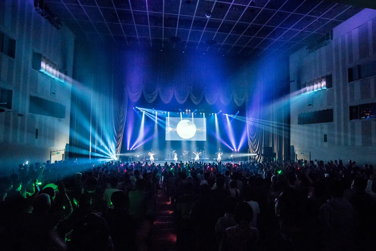 初の中野サンプラザでの公演。満員のファンがメジャーデビューを祝福した