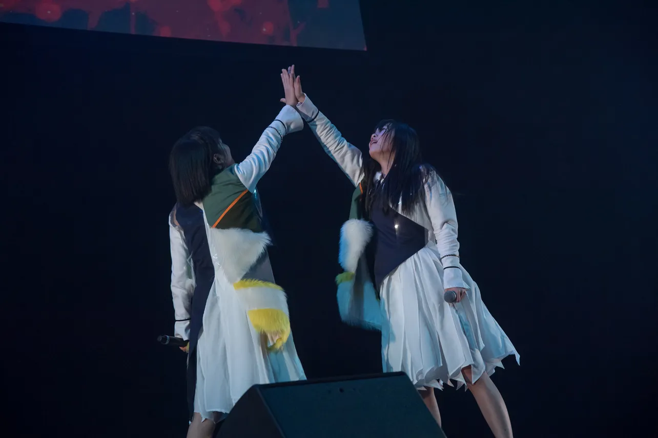 5月27日(日)に東京・渋谷WWWXで初のワンマンライブを控えるamiとmiyuの2人組アイドルユニット・amiinA(あみいな)