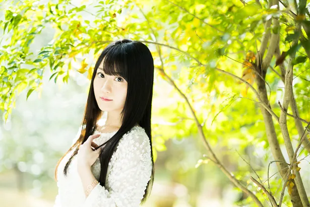 小倉唯が8thシングル「白く咲く花」リリースに向けて、MVやジャケット写真、最新アーティスト写真を公開した