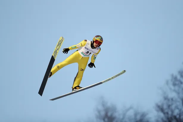 ジャンプ スキー スキージャンプ、なぜスキー板をV字にして飛ぶのか？