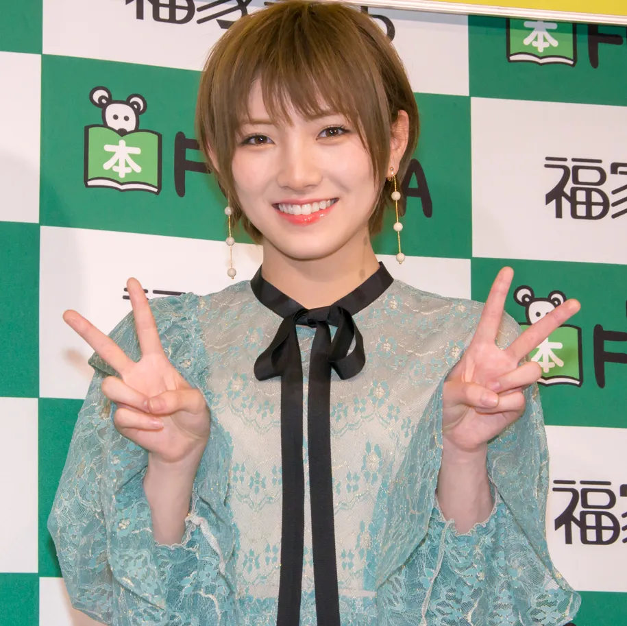 ファースト写真集「飾らない宝石」発売イベントに登場した岡田奈々