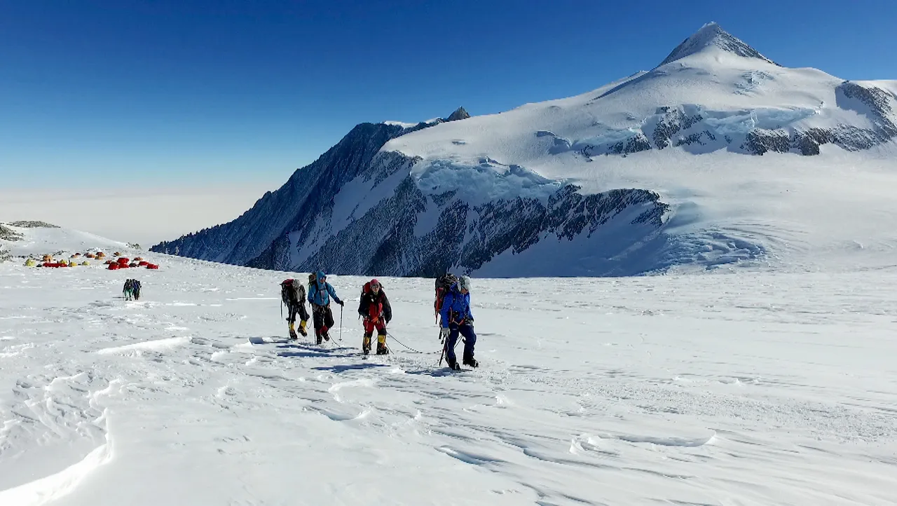 登山に挑むイモトたち