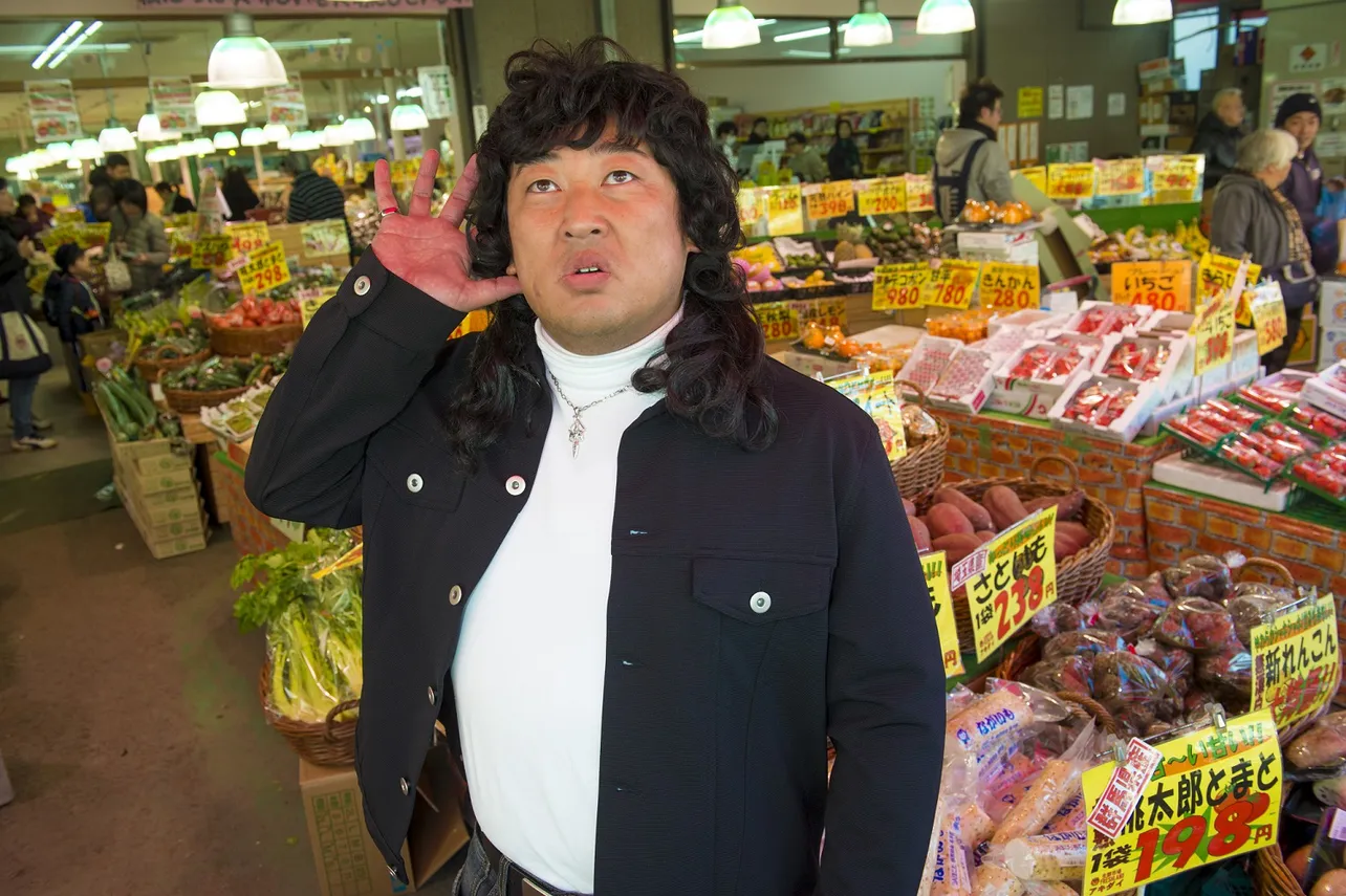 スーパーマーケットで“野菜の声”に耳を傾ける時江田佑
