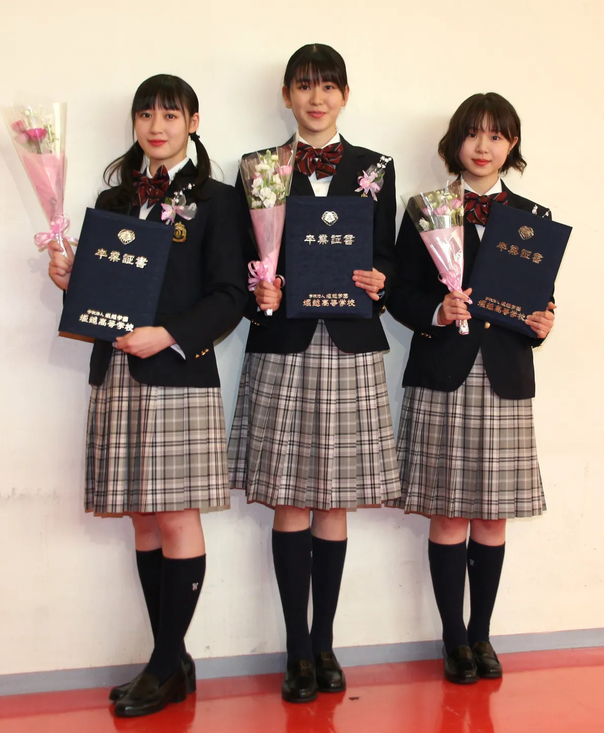 X21のメンバー松田莉奈希、小澤奈々花、籠谷さくらが卒業報告(写真左から)