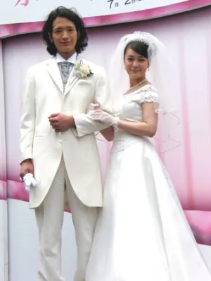 結婚式をイメージして腕を組む2人