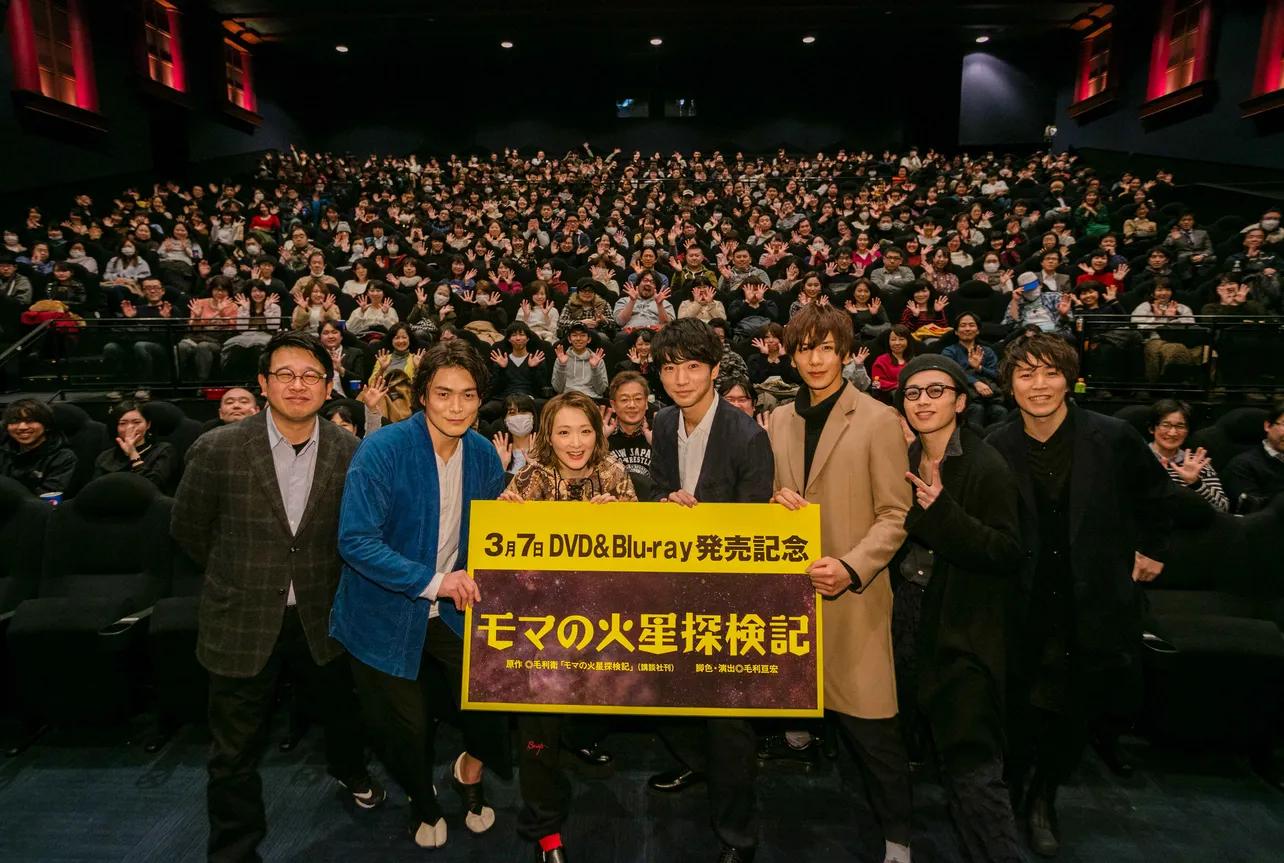 生駒里奈(左から3番目)は「今日、このスクリーンで姿を見てもらえて感激しています」とあいさつ