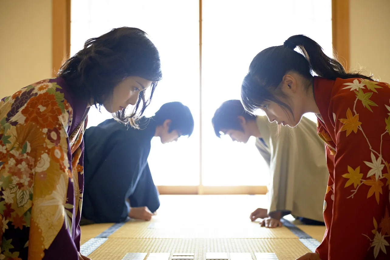 【写真を見る】ダイナミックで美しい“競技かるた”シーン