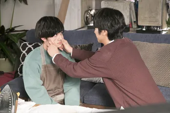 「隣の家族は青く見える」第6話、北村匠海が“主夫”に目覚める!?そんな北村匠海のほっぺを眞島秀和がむにゅ!