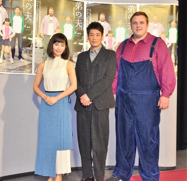会見に登壇した中村ゆり、佐藤隆太、把瑠都(左から)