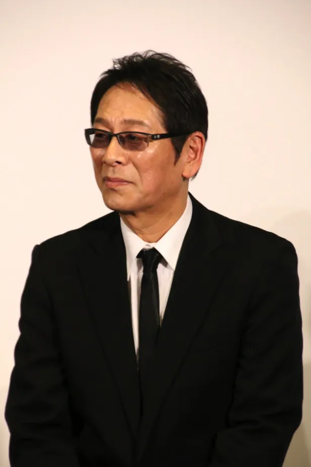 【写真】松重豊さんら俳優仲間とともに、記者会見で微笑む大杉漣さん