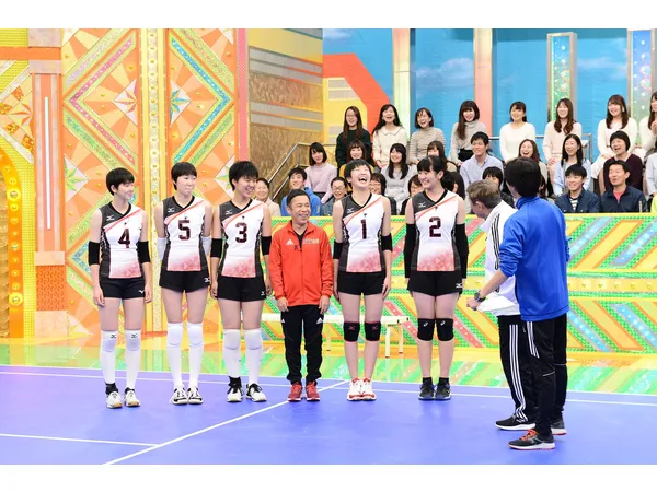 たけし ナイナイが 高身長女子中学生 とバレーボール対決に挑戦 岡村の頭にスパイクが直撃 2 2 Webザテレビジョン