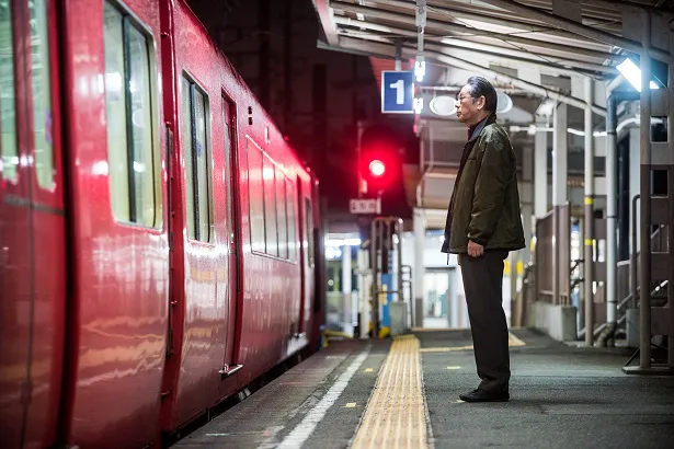 2015年の「名古屋行き最終列車」より。40年続けたラーメン店に閑古鳥が鳴き自分の人生の意味を自問する今村は、店を閉店する決意を固める