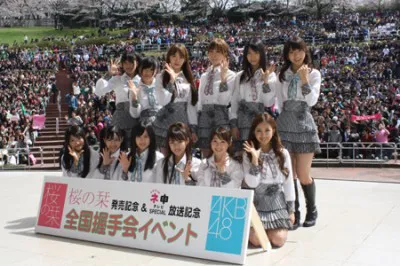 東京・よみうりランドでミニライブ＆握手会イベントを開催したAKB48