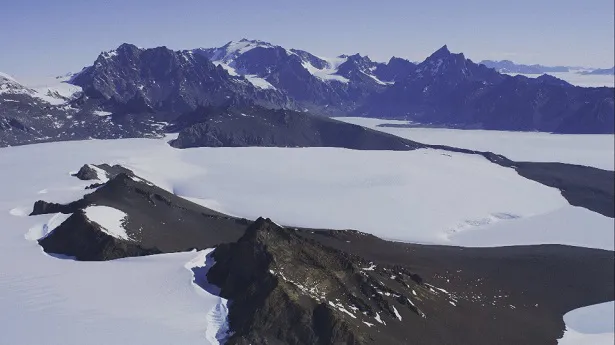 広大な南極の平原で研究が行われる