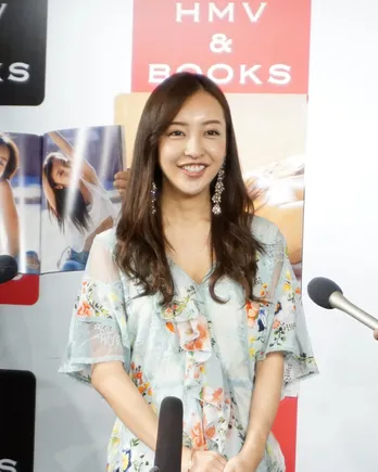 「ちょっと恥ずかしい…」下着姿も初披露した板野友美写真集