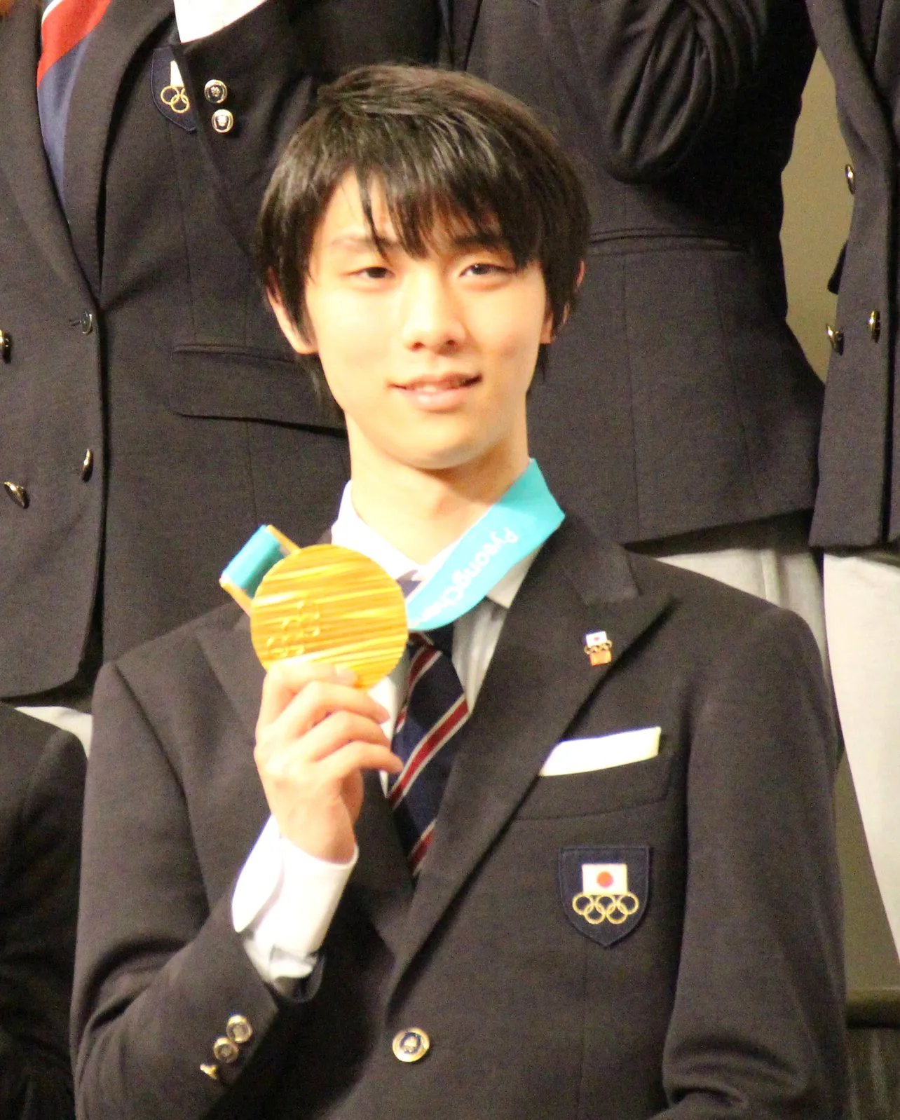 羽生結弦は、「たくさんの人が、おめでとう！と言ってくれることが自分の幸せになり、その自分の幸せが皆の幸せになればいいな」とコメント