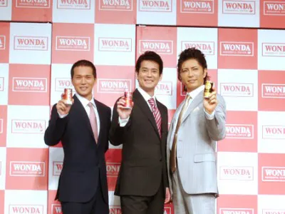 「WANDA」のCMキャラクターに起用された市原隼人、唐沢寿明、GACKT（左から）