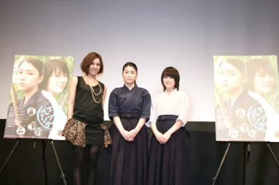 映画「武士道シックスティーン」のプレミア試写会に登場したMiChi、成海璃子、北乃きい