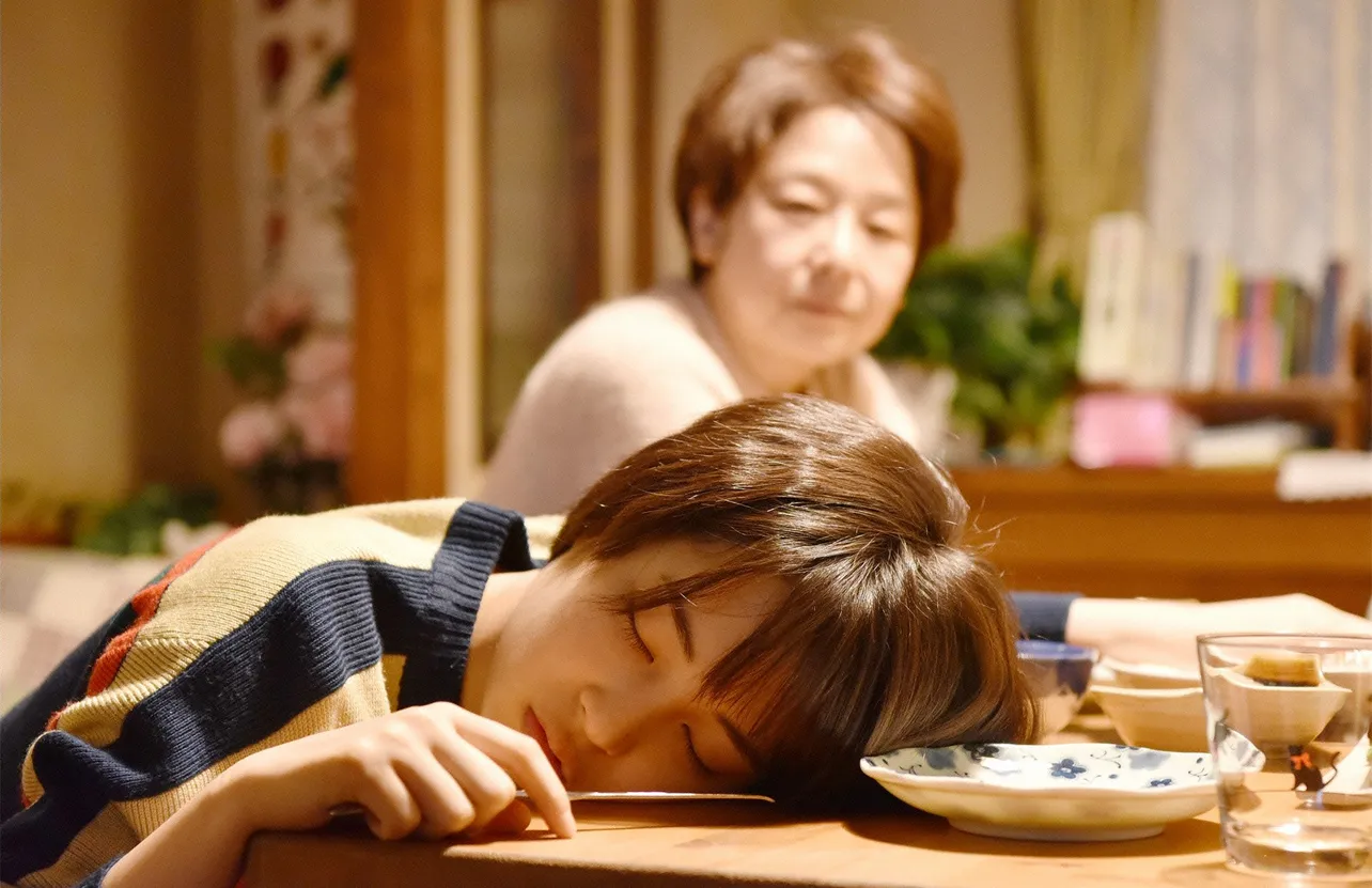 【写真を見る】食卓で眠ってしまった広瀬すず＆それを見守る田中裕子のコンビが最強！