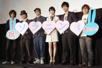 映画「ソラニン」の初日舞台あいさつに、出演者の宮崎あおい（写真右から3番目）らが出席した