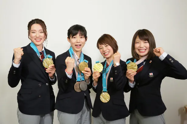 メダルとともに番組登場した(写真左から)スピードスケート女子チームパシュートの菊池彩花選手、高木美帆選手、高木菜那選手、佐藤綾乃選手