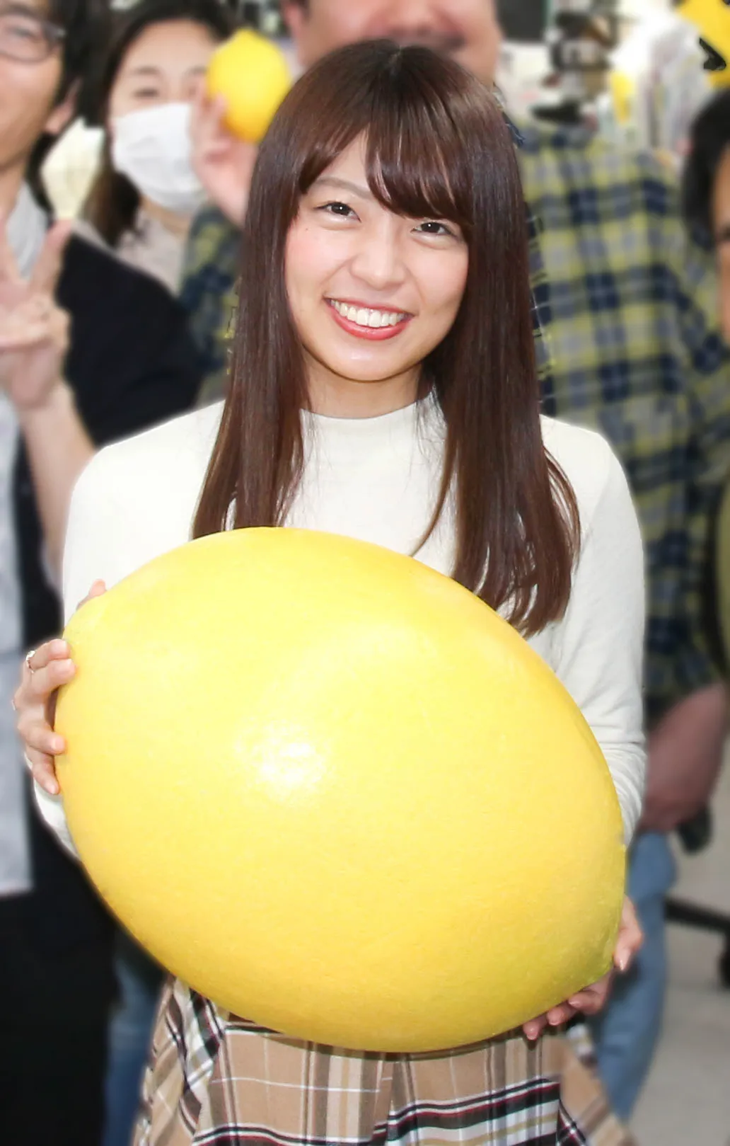 【写真を見る】巨大レモンを持って笑顔で記念撮影！