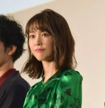 桐谷美玲、フード被って“脱力顔”でも「文句なしに美しい…」