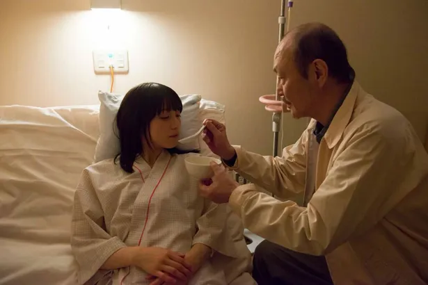 女子高校生・茉莉絵(中村)が、ラーメン作るきっかけとなった病室でのシーン