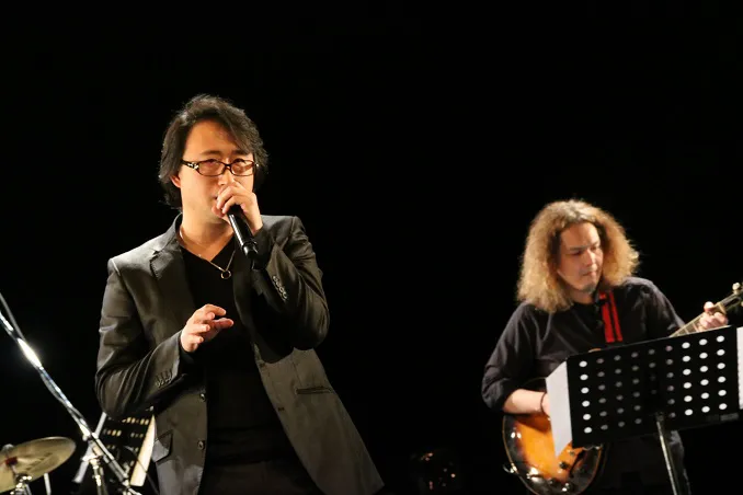 正貴久也(左)は優しくも力強い歌声で観客を魅了する